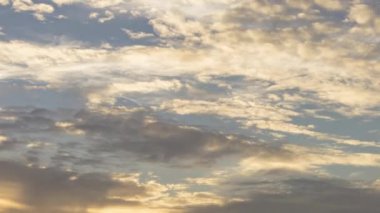 Gökyüzü akşamları sarıdan çivit mavisi rengine döner. Cirrocumulus, Altostratus ve Altocumulus gibi farklı bulut katmanlarının hareketi.