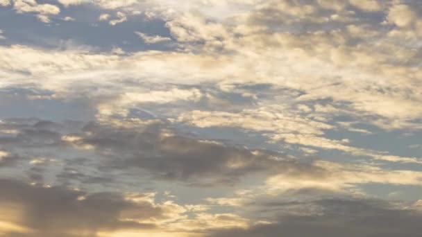 Obloha mění barvy ze žluté na indigo večer. Pohyb různých vrstev mraků, jako jsou Cirrocumulus, Altostratus a Altocumulus. — Stock video