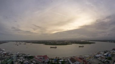 Chao Phraya nehri kıvrımlı gece gündüz. Düşük bulutlarda Stratuscumulus bulutlarının hareketi ve orta bulutlarda Altostratus bulutu.