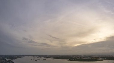 Chao Phraya nehri kıvrımlı gece gündüz. Düşük bulutlarda Stratuscumulus bulutlarının hareketi ve orta bulutlarda Altostratus bulutu