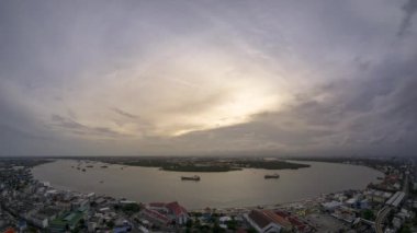 Chao Phraya nehri kıvrımlı gece gündüz. Stratuscumulus bulutlarının ve Altostratus bulutlarının hareketi. Su ve kara ulaşım sistemlerinin hareketi