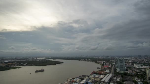 チャオプラヤー川を湾曲 低雲のストラタス雲と中雲のアルトストラタス雲の動き 陸上輸送システムの移動 — ストック動画