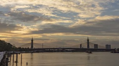 Timelapse, akşam akşam nehir tarafından şehrin üzerinde gökyüzü, Chao Phraya Nehri üzerinde köprü