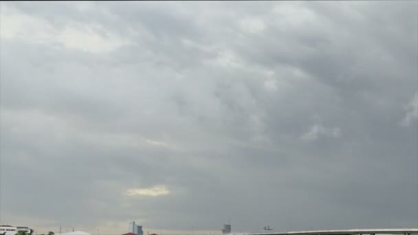 云雨的移动，城市和河流上方的天空 — 图库视频影像