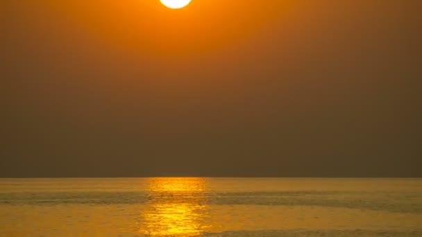 日落前天空和大海都是金色的 — 图库视频影像