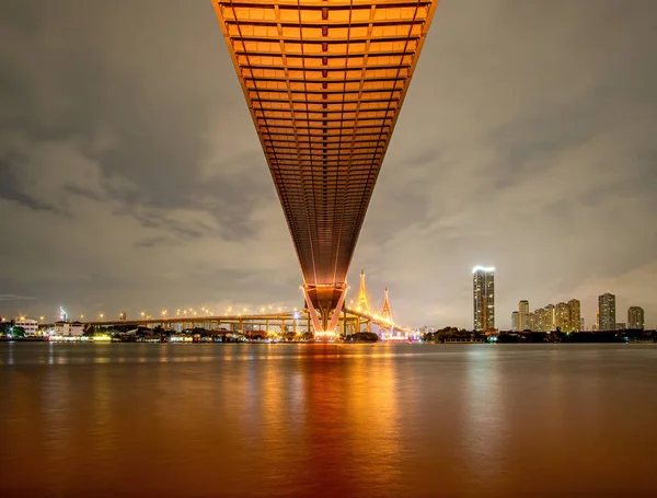 Oreng Llevó Luz Bajo Puente Sobre Río Día Nublado Cielo — Foto de Stock