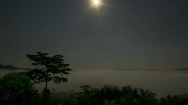 夜明けの霧の海の上に明るい光を反射するタイムラプス満月 日の出前の時間 — ストック動画