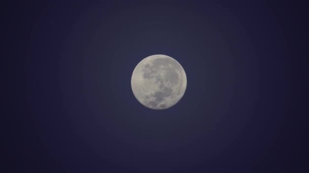 La lune dans la nuit la plus lointaine de l'année Tomber derrière le brouillard Prendre des photos de l'objectif 750 mm. Vitesse rapide 4x 
