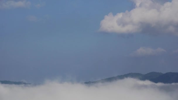 Mișcarea Ceaței Prin Munți Dimineața Norii Cumulus Urmează Vântul Ceața — Videoclip de stoc