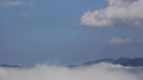 Movimiento Niebla Través Las Montañas Por Mañana Nubes Cúmulos Siguen — Vídeo de stock