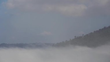 Sisin sabah dağların içinden geçişi. Kümülüs bulutları rüzgarı takip eder. Khao Kho 'daki sis, Phetchabun, Tayland