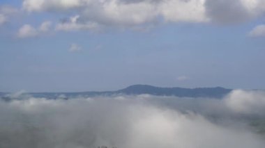 Sisin sabah dağların içinden geçişi. Kümülüs bulutları rüzgarı takip eder. Khao Kho 'daki sis, Phetchabun, Tayland