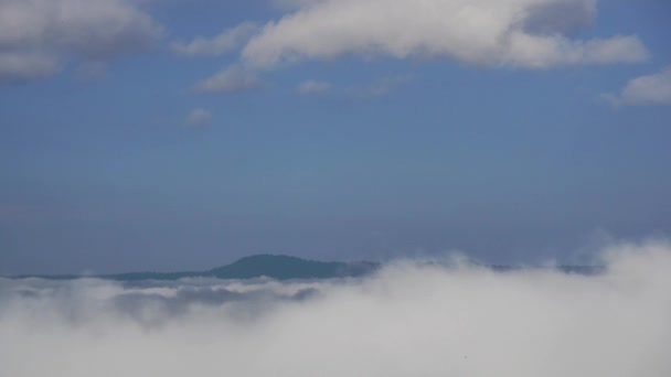Movimiento Niebla Través Las Montañas Por Mañana Nubes Cúmulos Siguen — Vídeos de Stock