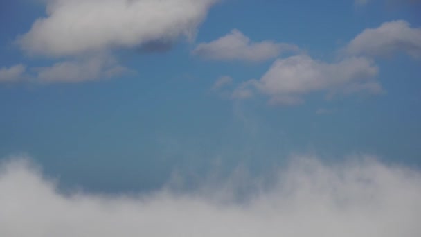 Pohyb Mlhy Přes Hory Dopoledních Hodinách Cumulus Clouds Follow Wind — Stock video