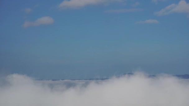 Movimiento Niebla Través Las Montañas Por Mañana Nubes Cúmulos Siguen — Vídeo de stock