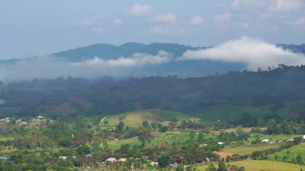 Nuvens Brancas Movem Sobre Florestas Aldeias Rurais — Vídeo de Stock