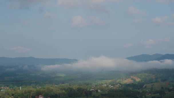 Movimento Nevoeiro Através Das Montanhas Pela Manhã Nuvens Cumulus Seguem — Vídeo de Stock