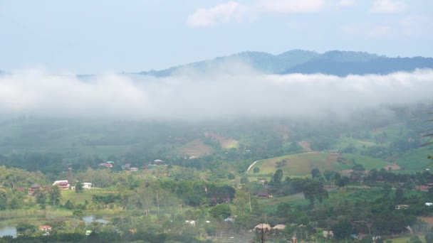 Nubes Blancas Mueven Sobre Bosques Aldeas Rurales — Vídeo de stock