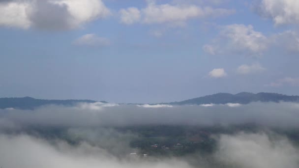 Movimento Nevoeiro Através Das Montanhas Pela Manhã Nuvens Cumulus Seguem — Vídeo de Stock