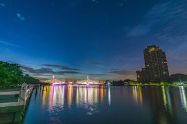 Chao Phraya Nehri üzerindeki köprü, alacakaranlıkta LED ışıklarını yak..