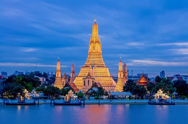 Arun Worawihan Tapınağı Tayland 'ın Chao Phraya Nehri üzerinde yer almaktadır. Geceleri ışık güzel suyu aydınlatır..