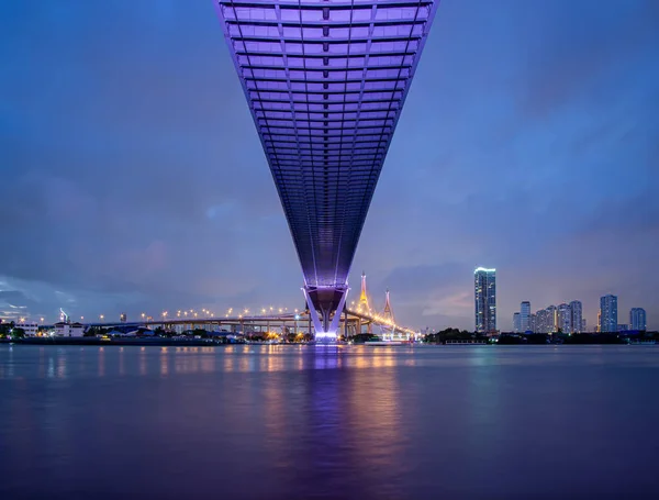 在多云的天空中 紫色引导的光芒在河上的桥下 泰国Samut Prakan的Bhumibol桥 — 图库照片