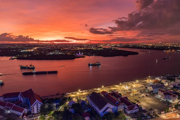 タイのサムットプラカーンの鳥の目のビュー チャオプラヤ川の夕日 オレンジの空 — ストック写真