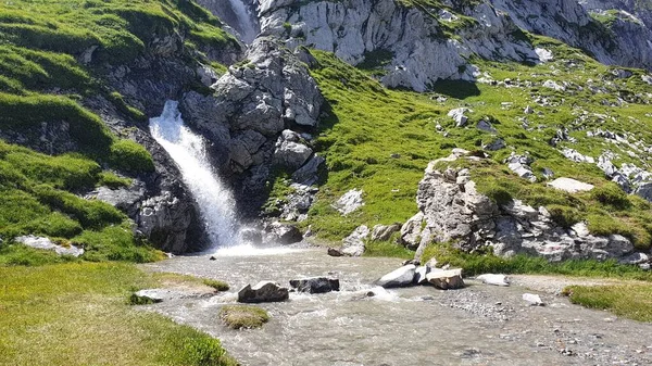 Su akıntısı dağlarındaki kayalar