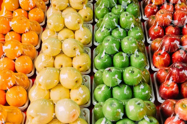 Bunte Obstauslage im Supermarkt — Stockfoto