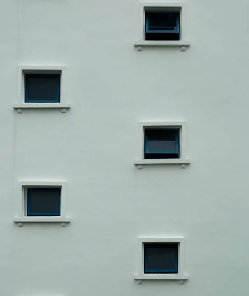 Pequena janela na fachada do edifício branco — Fotografia de Stock