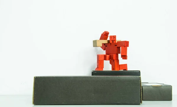 Дисплей деревянного игрушечного робота на белом фоне — стоковое фото