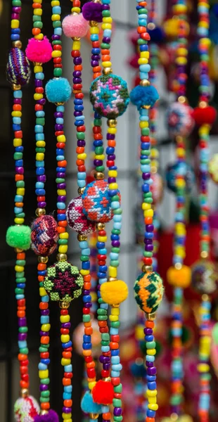 Opknoping kleurrijke halsketting weergave close-up — Stockfoto