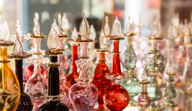 dükkanda güzel Arap parfüm şişeleri ekran