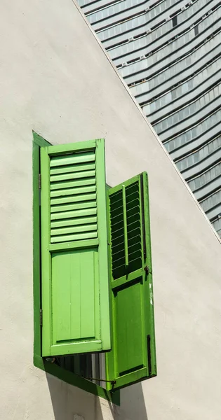 Sudeste asiático estilo vintage colorido janela com sombra — Fotografia de Stock