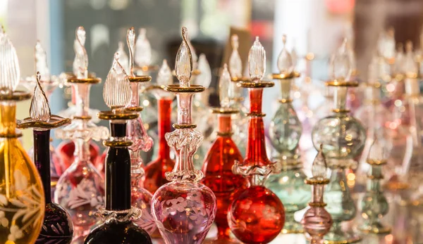 Beautiful Arab perfume bottles display in shop — Stock Photo, Image