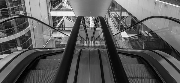 Escalator extérieur moderne vue de la perspective du haut — Photo