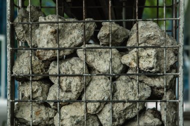 metal kafes peyzaj duvar cephesinde taş