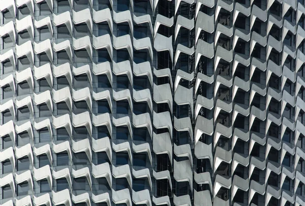 Detalle abstracto de las aletas de aluminio que decoran la fachada frontal del edificio — Foto de Stock