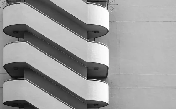 Concreto branco cor ao ar livre escadas fachada — Fotografia de Stock