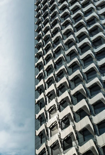 건물의 전면 외관을 장식 하는 알루미늄 지느러미의 추상적인 세부 사항 — 스톡 사진