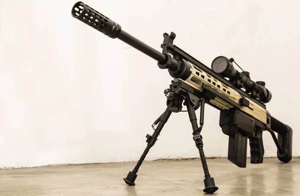 Mod brinquedo sniper blaster exibição de arma no chão — Fotografia de Stock