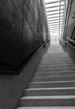 siyah renk uzun merdivenler modern tasarım