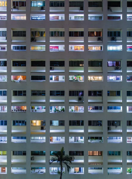 Ночное окно жилого дома красочный светлый фасад — стоковое фото