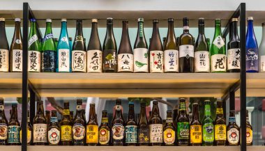 Singapur-6 Mayıs 2017:bar şarap raf görünümü