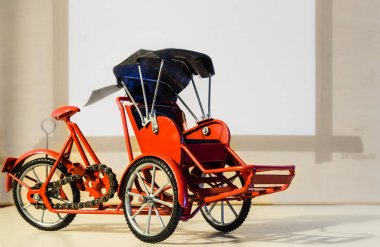 kırmızı renk metal üç tekerlekli oyuncak pedicab closeup