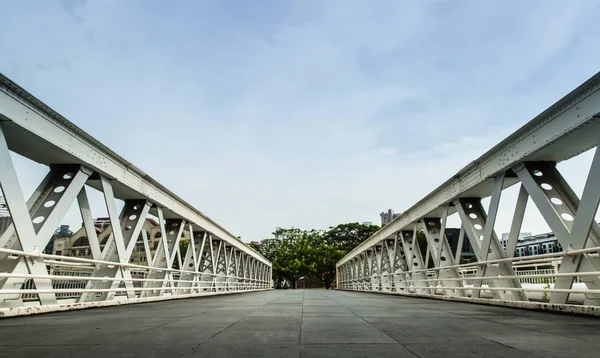 Viejo color blanco metal puente perspectiva vista — Foto de Stock