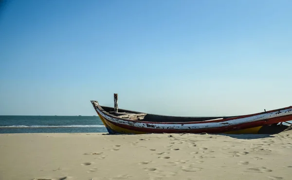 Barco de madera solo acostado en la playa — Foto de Stock
