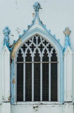 vintage tasarım mavi renkli kilise pencere cephe