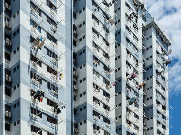 SINGAPUR-30 JUN 2017: Vista de la fachada del edificio residencial HDB con percha —  Fotos de Stock