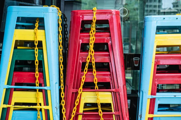 도로에 다채로운 의자 더미 — 스톡 사진